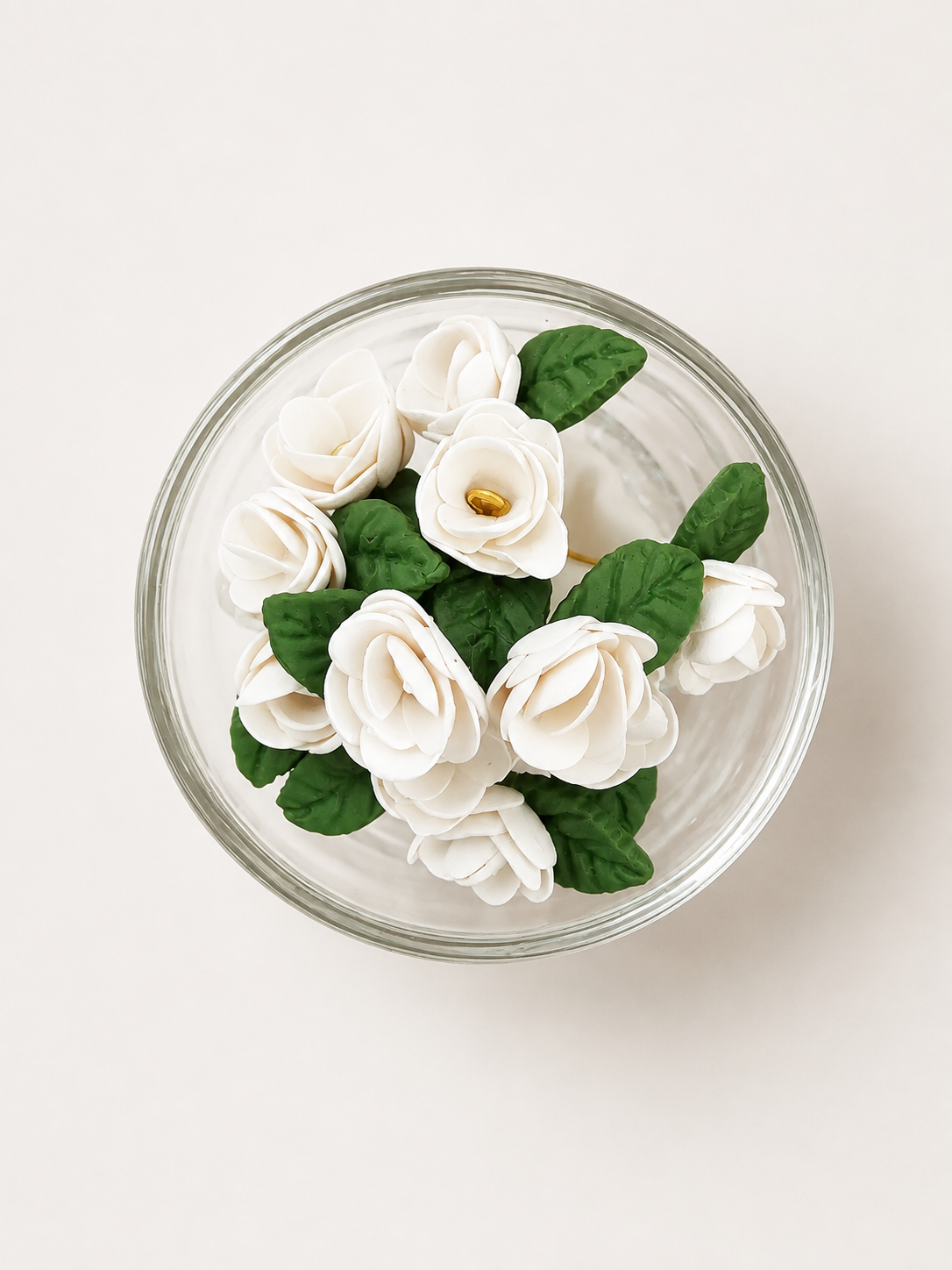 A pot of white roses